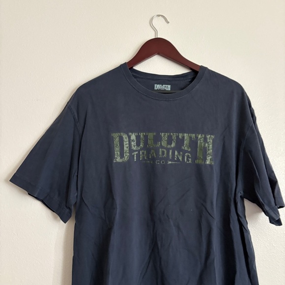 Duluth Trading Company Navy Blue Graphic T-Shirt Size Medium Longtail - Picture 2 of 8